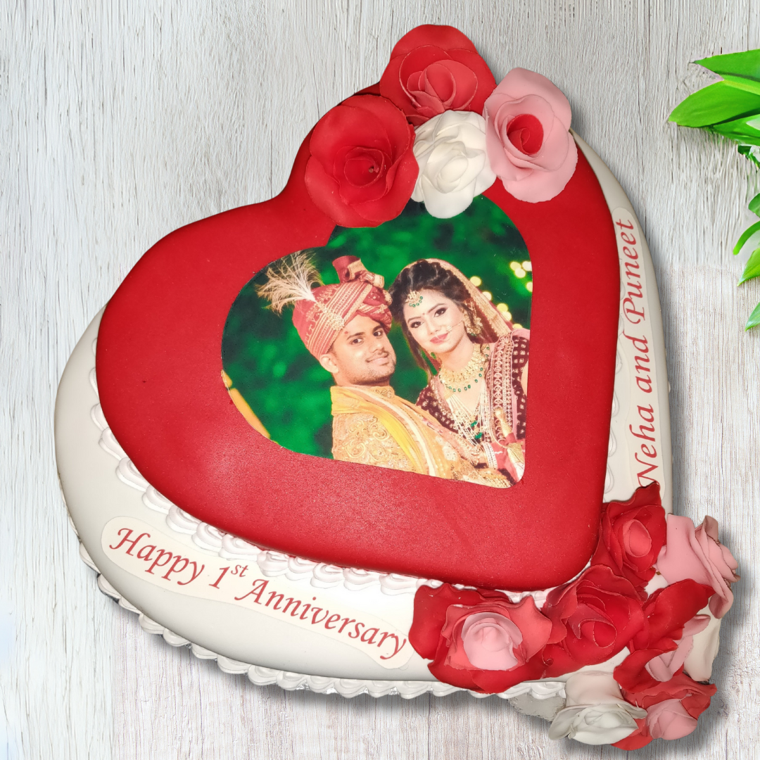 Love Captured: A Heartwarming Anniversary Cake